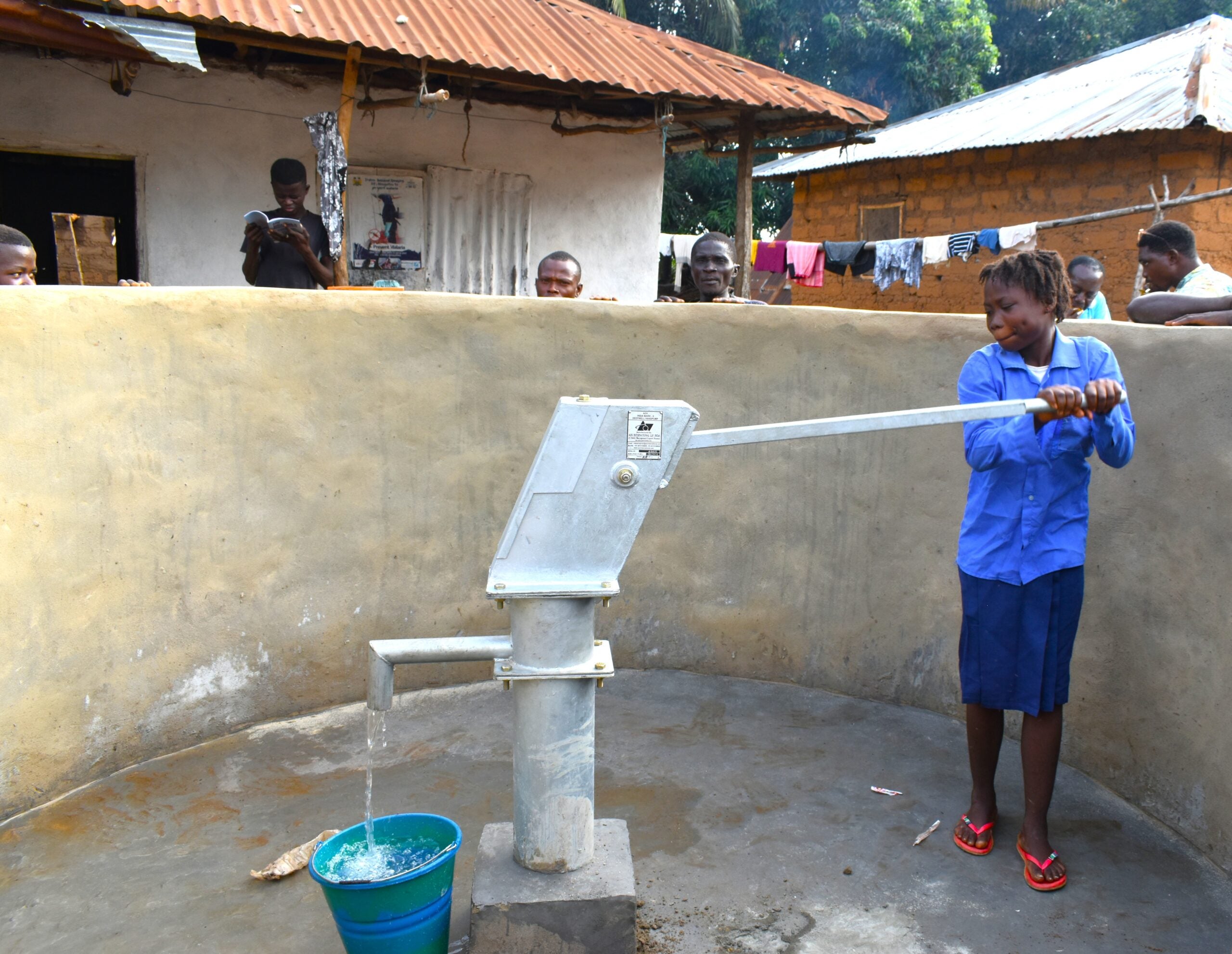 DSC_0835 Assanatu collecting water from the well