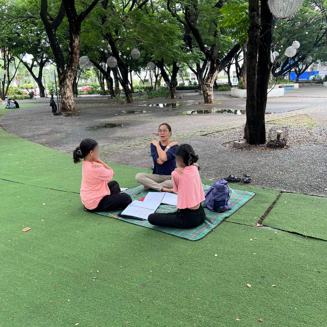 ANNA-Story Girls in park